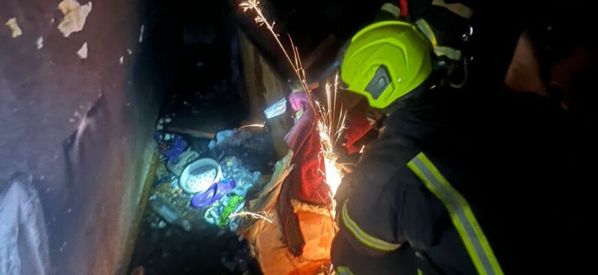Під час пожежі в багатоповерхівці вогнеборці врятували 2 людей