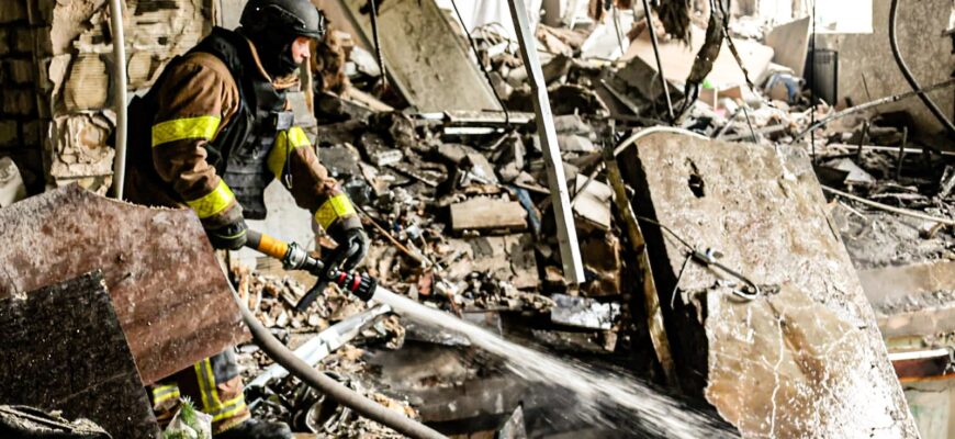 У Харкові рятувальники деблокували з-під завалів тіло загиблої жінки