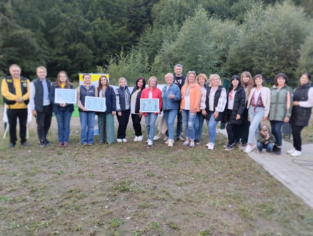mapa3 - Діти зібрали гігантську мапу України на березі Карпатського озера Росохан - rai.ua