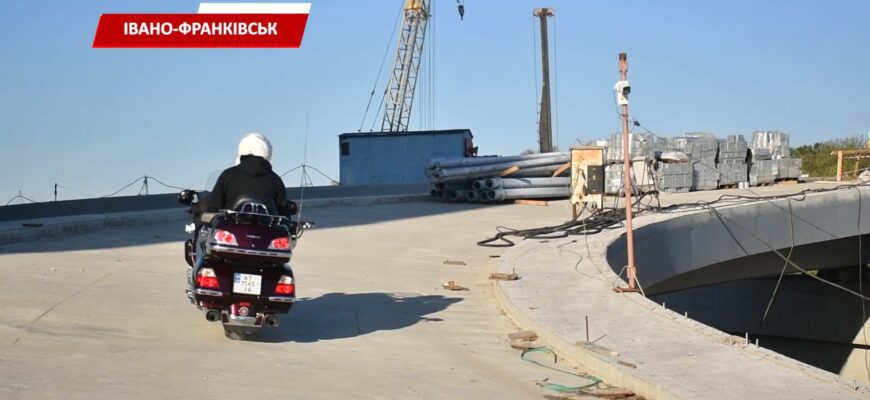 Руслан Марцінків на мотоциклі перевірив міст на Пасічну. Відео