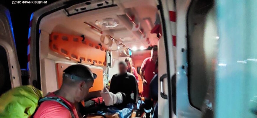 Рятувальники Прикарпаття надали допомогу чотирьом туристам у горах