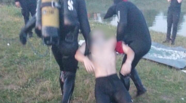 Івано-Франківський район: рятувальники дістали тіло підлітка з озера