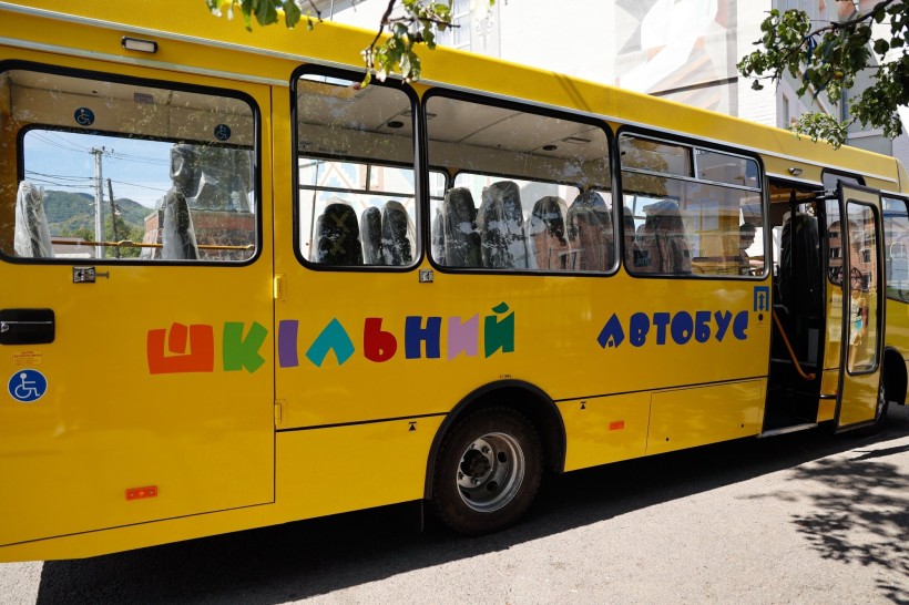 staro6 - Світлана Онищук передала шкільний автобус для учнів Старокутського ліцею - rai.ua
