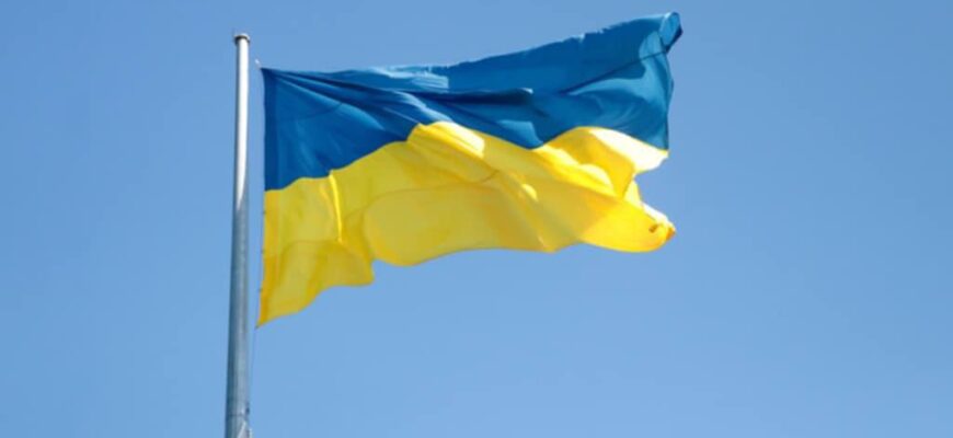 Найбільший прапор на Івано-Франківщині урочисто підняли у селі Старий Угринів