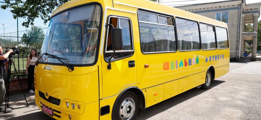 Світлана Онищук передала шкільний автобус для учнів Старокутського ліцею