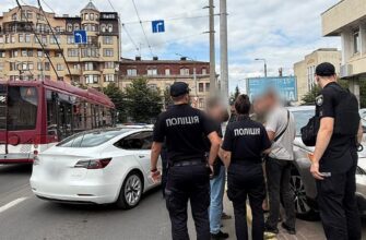 Демонстрував макет зброї з автомобіля: поліцейські Івано-Франківська встановили особу