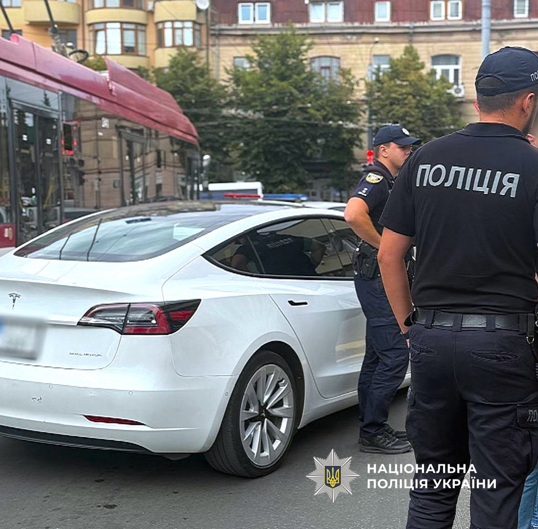 vavv - Демонстрував макет зброї з автомобіля: поліцейські Івано-Франківська встановили особу - rai.ua