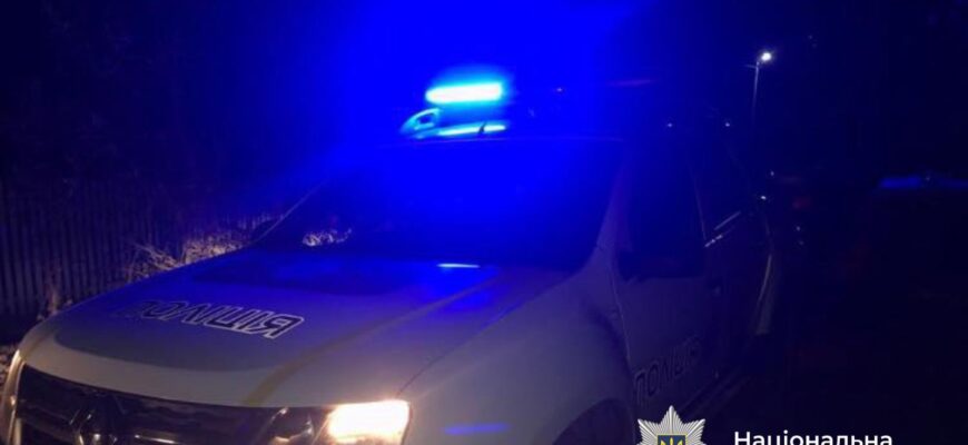Поліцейські Калущини допомогли літній жінці дістатися додому