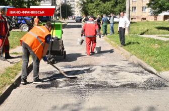 Працівники міської ради вийшли латати ями. Відео
