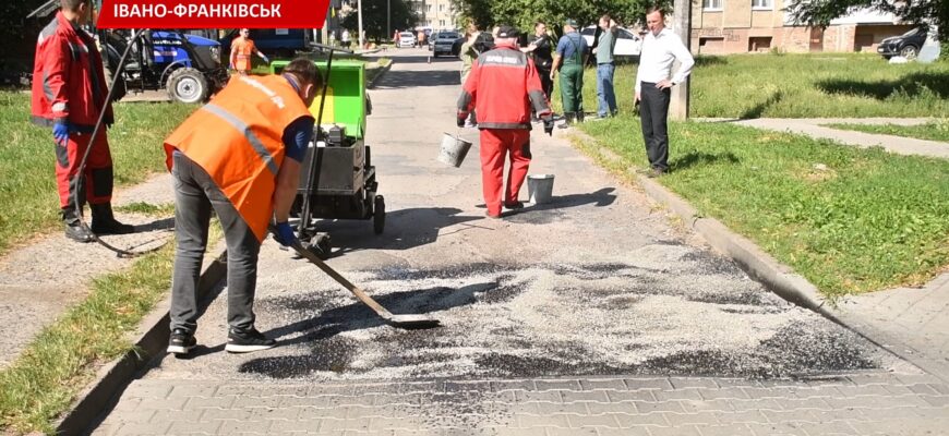Працівники міської ради вийшли латати ями. Відео