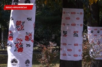 Площу Міцкевича в Івано-Франківську прикрасили вишиваними полотнами. Відео