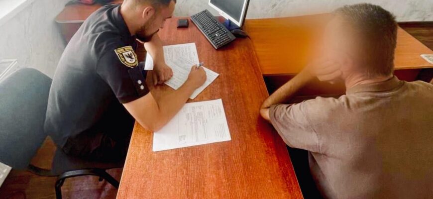 Поліцейські встановили чоловіка, який показував нацистський жест під час хвилини мовчання