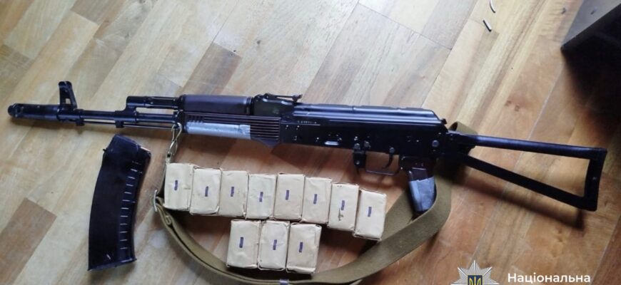 Поліцейські вилучили у прикарпатця автомат та понад 350 набоїв