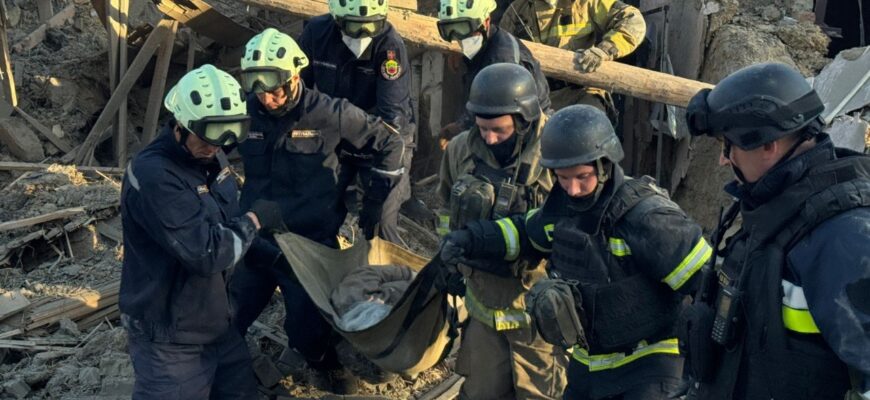 Продовжуються рятувальні роботи після російського удару по Запоріжжю