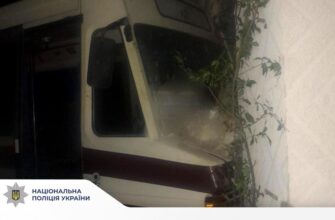 На Івано-Франківщині автобус вʼїхав у житловий будинок