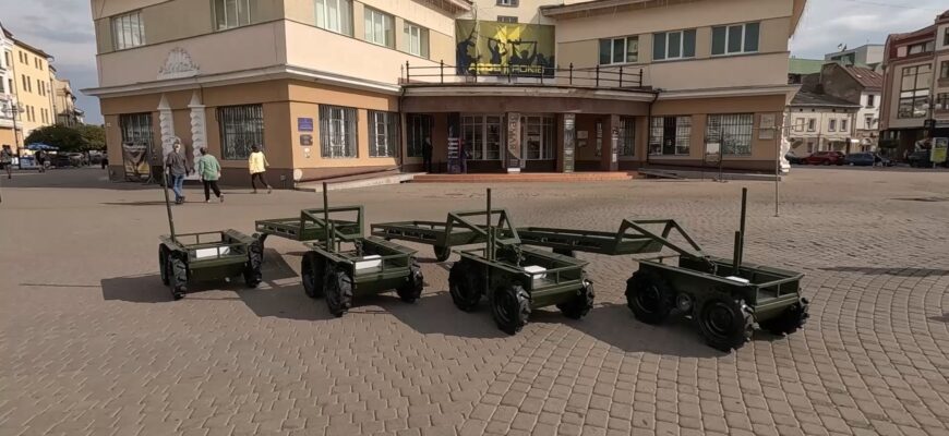 Полк «Азов» отримав від Івано-Франківська чотири наземні дрони з причепами. Відео