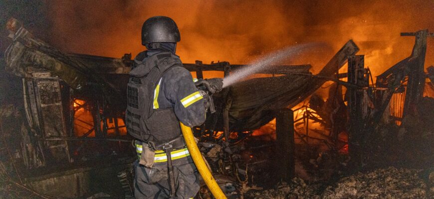В результаті масованої ворожої атаки БпЛА на Харківщину сталися пожежі