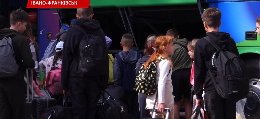 30 дітей із Харківської та Одеської областей вирушили у подорож до Яремче. Відео