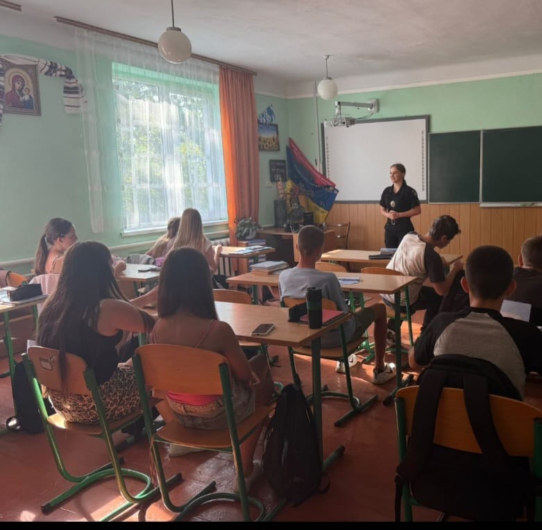 iuan6 - Ювенальні поліцейські провели у школах Всеукраїнський урок з безпеки - rai.ua