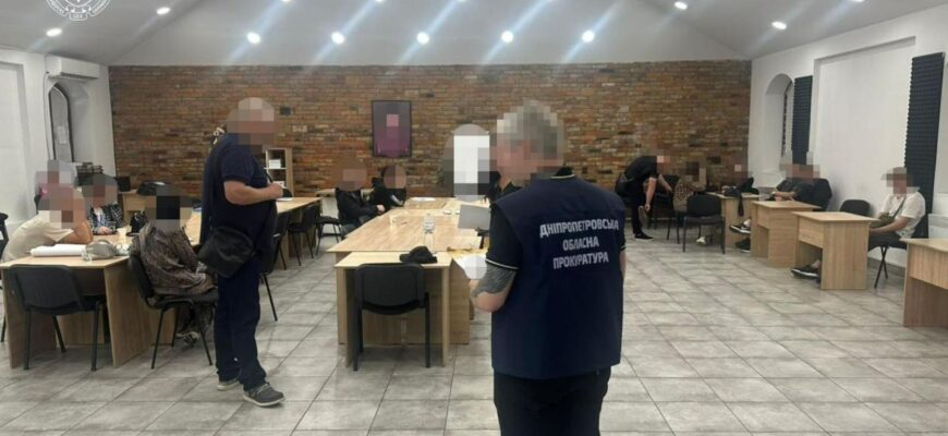 Прокурори припинили діяльність 11 шахрайських кол-центрів у Дніпрі