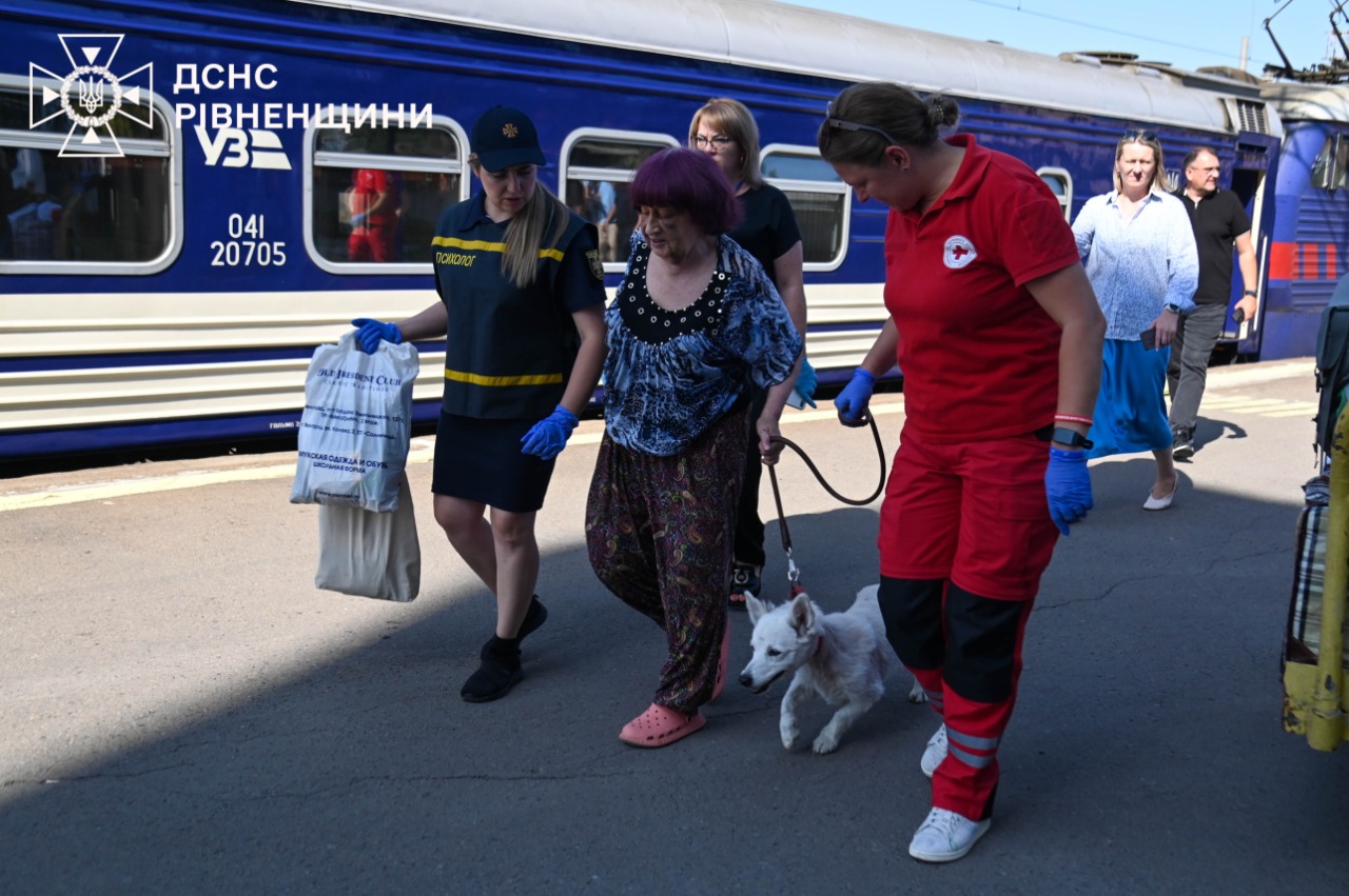 lite - 15 людей приїхали евакуаційним потягом з Донеччини на Рівненщину - rai.ua