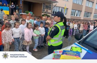 Поліцейські Івано-Франківщини провели урок для школярів про безпеку на дорозі