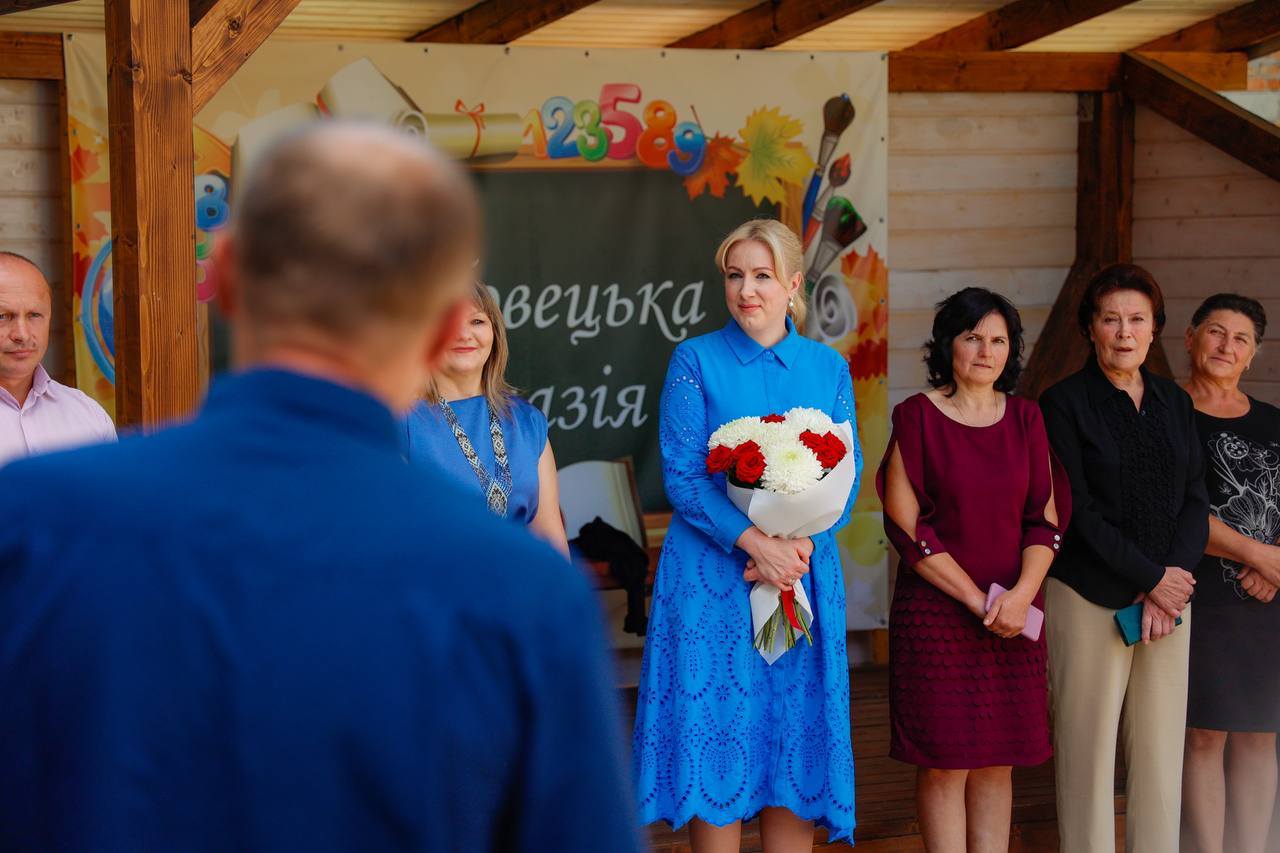 vee - Світлана Онищук передала новий «школярик» для Вербовецької гімназії - rai.ua