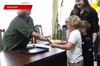 У Бурштинському ліцеї №3 школярів частували піцою. Відео