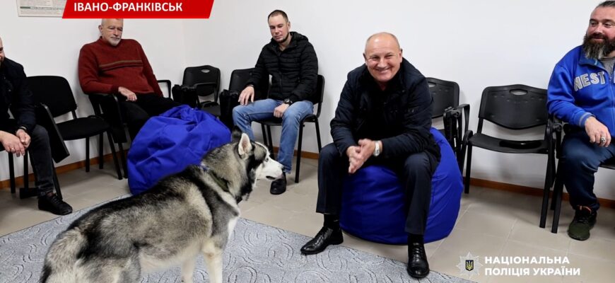 Собаки Кінологічного центру стали частиною реабілітації для захисників. Відео