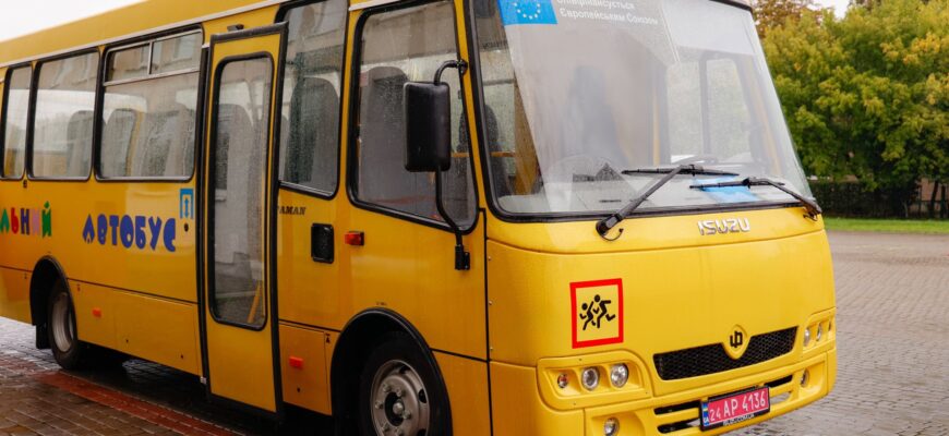 Новий спеціалізований шкільний автобус передали для Коломийської громади