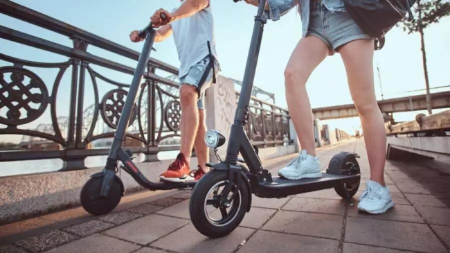 В Івано-Франківську обмежили рух електросамокатів. Відео