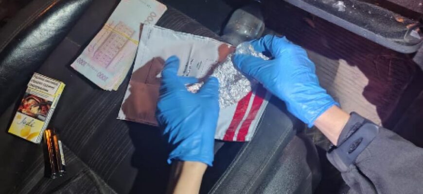 Розповсюджувала наркотики в посилках: поліцейські Прикарпаття викрили жінку