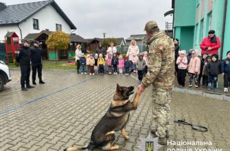 Прикарпатські поліцейські познайомили дошкільнят з роботою кінологів