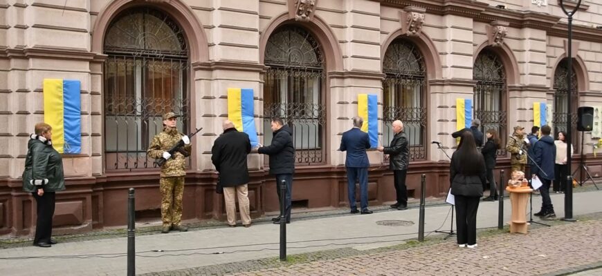 На фасаді Івано-Франківського медичного університету відкрили пам’ятні дошки. Відео