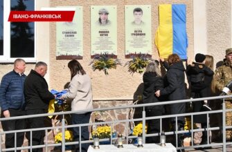 В Івано-Франківську на фасаді Ліцею №21 закарбували імена ще двох захисників. Відео