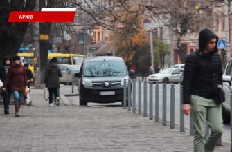 В Івано-Франківську борються з хаотичним паркуванням: на Миколайчука встановлюють захисні стовпчики. Відео