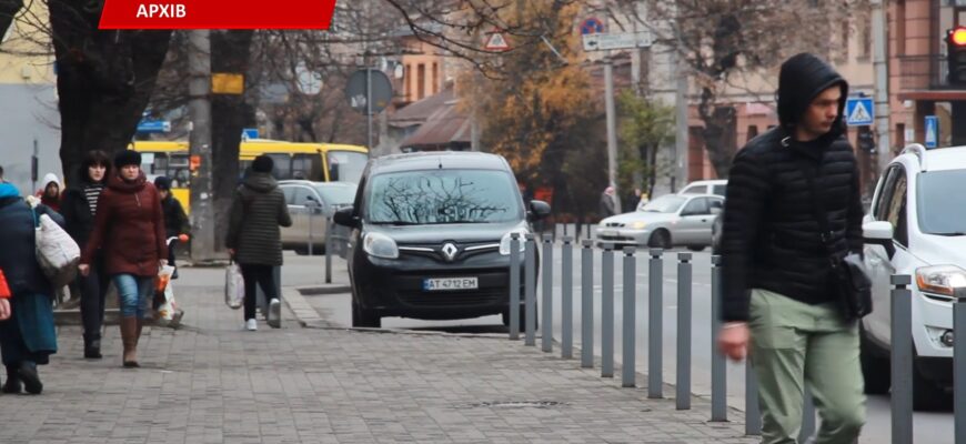 В Івано-Франківську борються з хаотичним паркуванням: на Миколайчука встановлюють захисні стовпчики. Відео