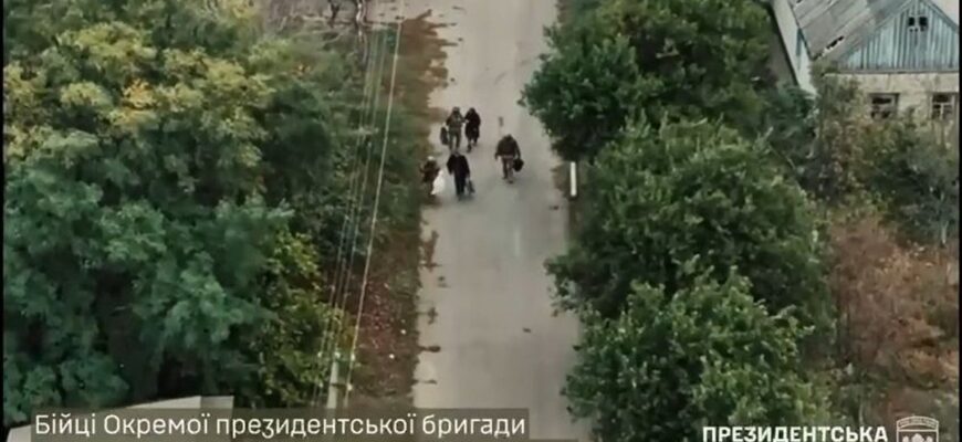 Воїни Окремої президентської бригади пішки евакуювали жителів прифронтового села