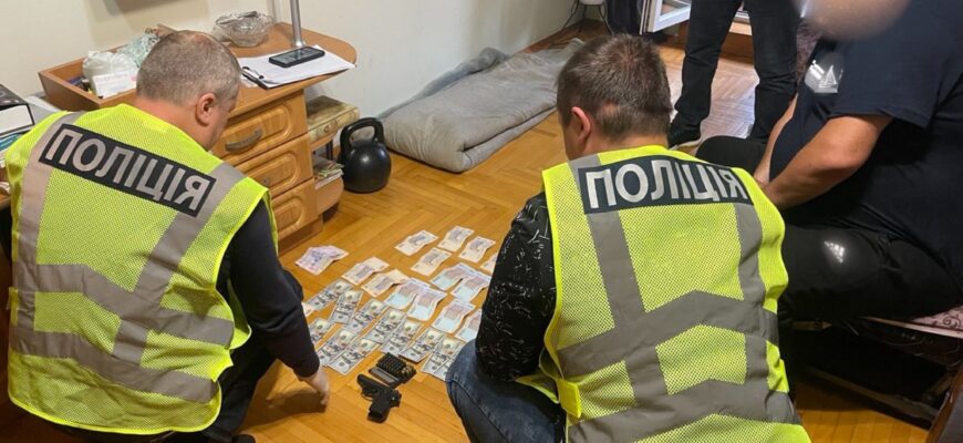 Виготовлення та збут фальсифікованого алкоголю: поліцейські затримали підозрюваного