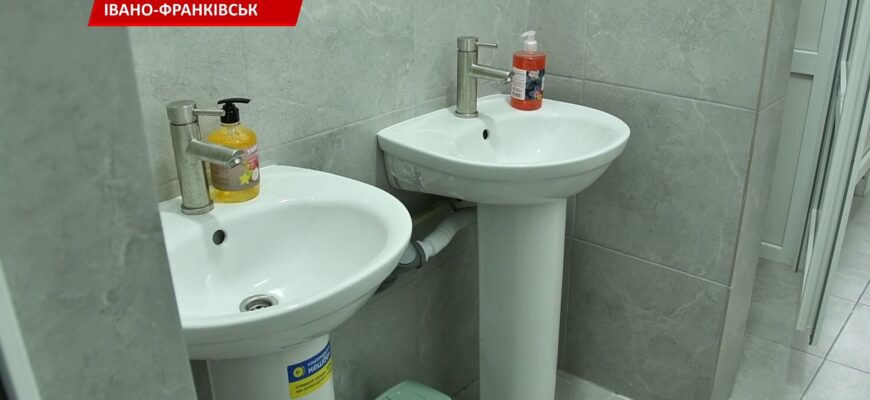 В Івано-Франківському Ліцеї №17 відремонтували шість шкільних вбиралень. Відео
