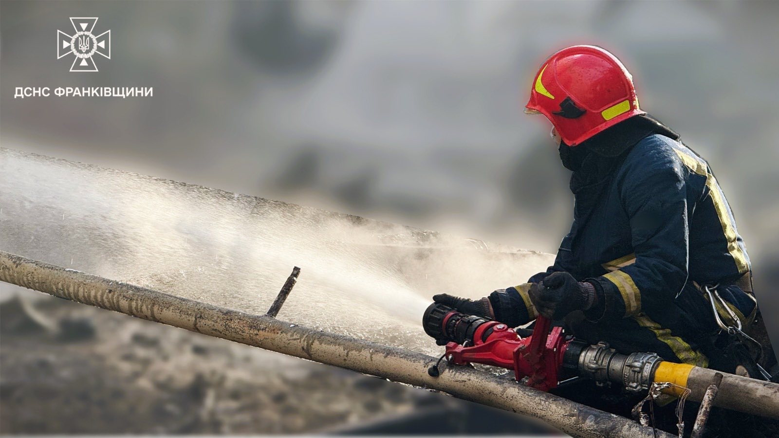 saoso - Прикарпатські рятувальники ліквідували пожежу спричинену обстрілом - rai.ua