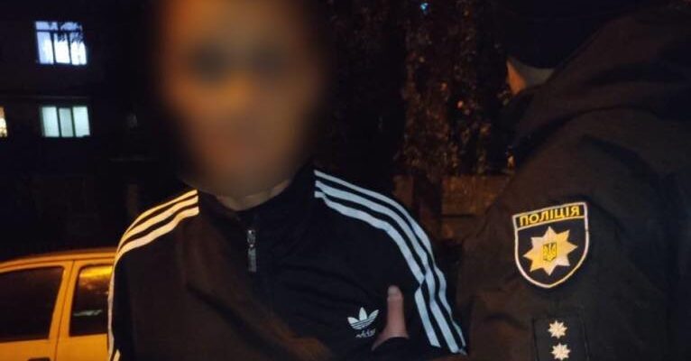 Поліцейські затримали зловмисника, який поранив дружину ножем
