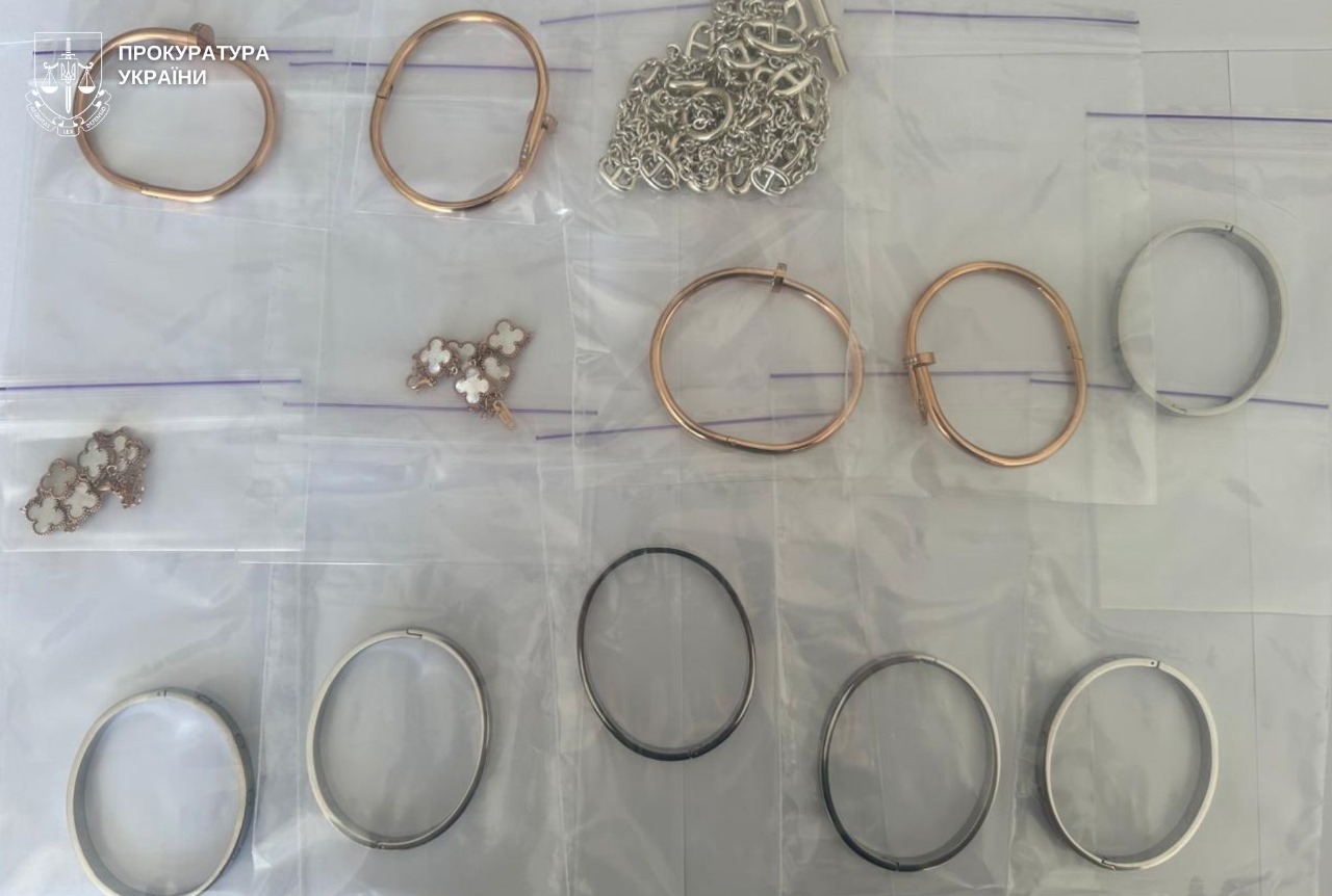 vanv - «Саrtier», «Van Cleef» та «Hermes»: за безмитне ввезення ювелірних виробів викрито інспектора Львівської митниці - rai.ua