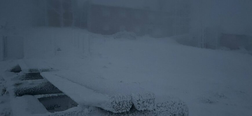 Станом на 7:15 на горі Піп Іван Чорногірський фіксують -12⁰С