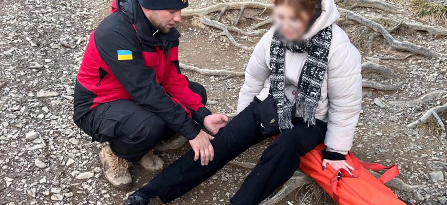 Рятувальники надали допомогу травмованій туристці на Говерлі