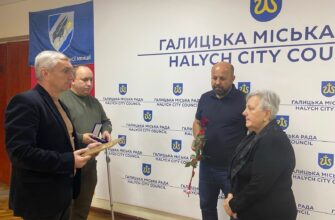 Відзнаку «Хрест пошани» вручили матері Захисника з Галича