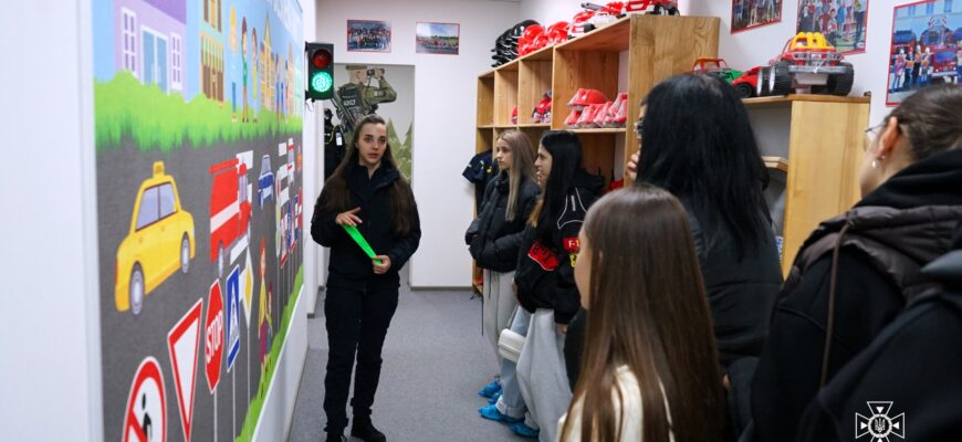 Студенти Карпатського коледжу відвідали клас безпеки рятувальників