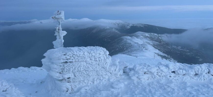 Станом на 09:10 на горі Піп Іван фіксують –4°C