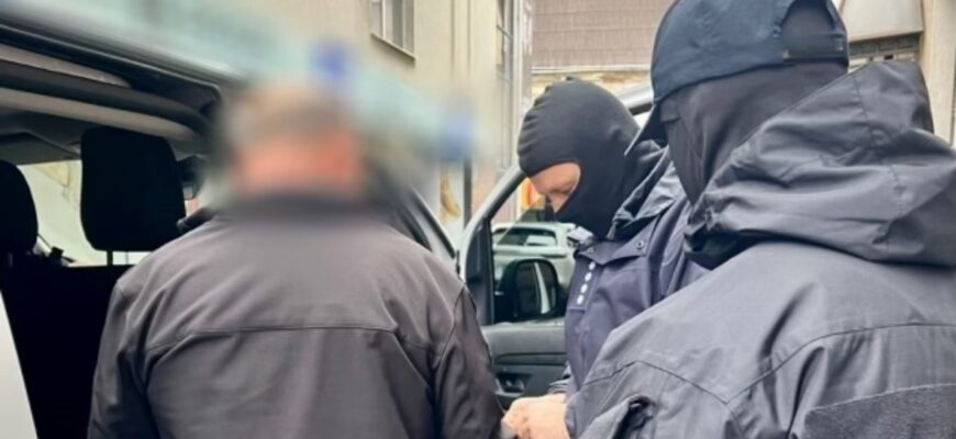 12 тисяч євро за переправлення через кордон: поліцейські затримали організатора схеми