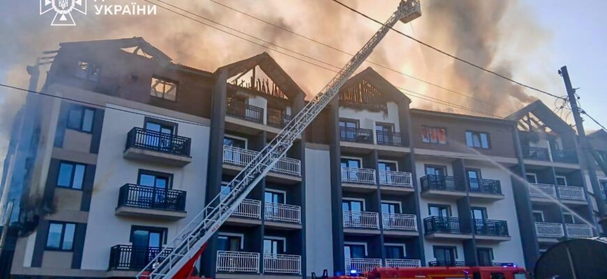 Вогнеборці ліквідовують масштабну пожежу в Поляниці